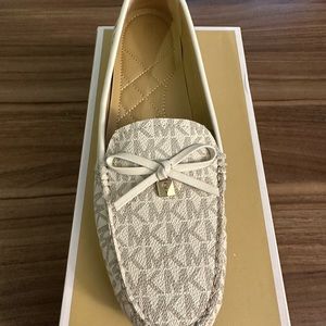 Juliette Logo Loafer

Style # 40S2JTFR1B